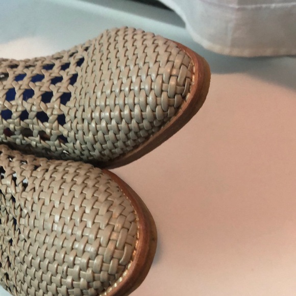 Jeffrey Campbell woven leather mule type slides - Picture 3 of 8